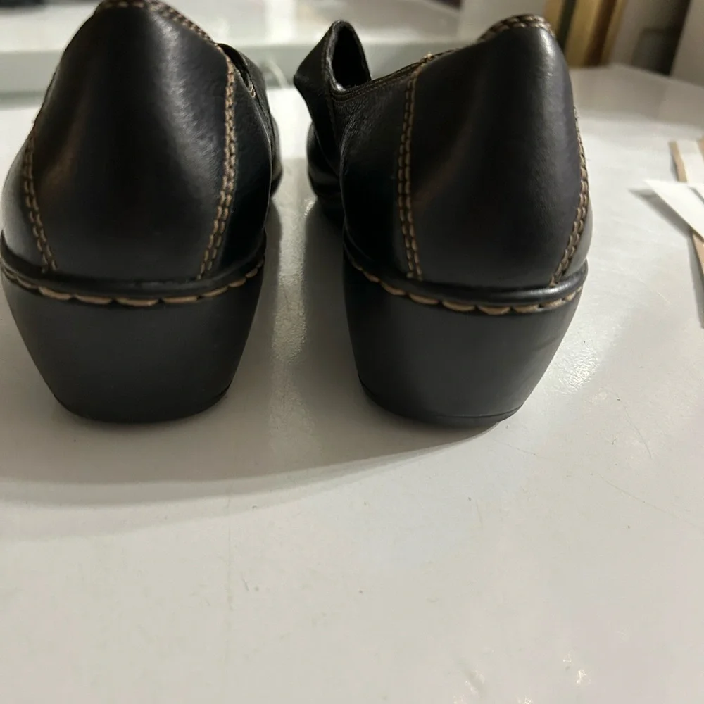 Clark’s bendable Black Leather Mary Jane Shoes with Gold Accents, size 8M - Picture 4 of 10